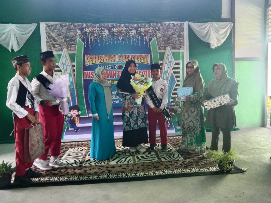 Siswa mengikuti acara pelepasan dan pentas seni islami