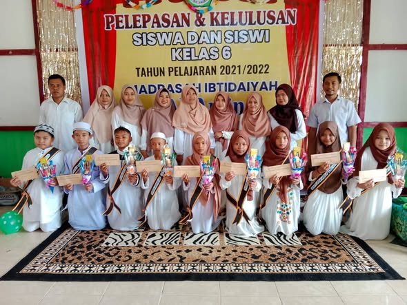 Siswa kelas VI pada acara pelepasan dan kelulusan