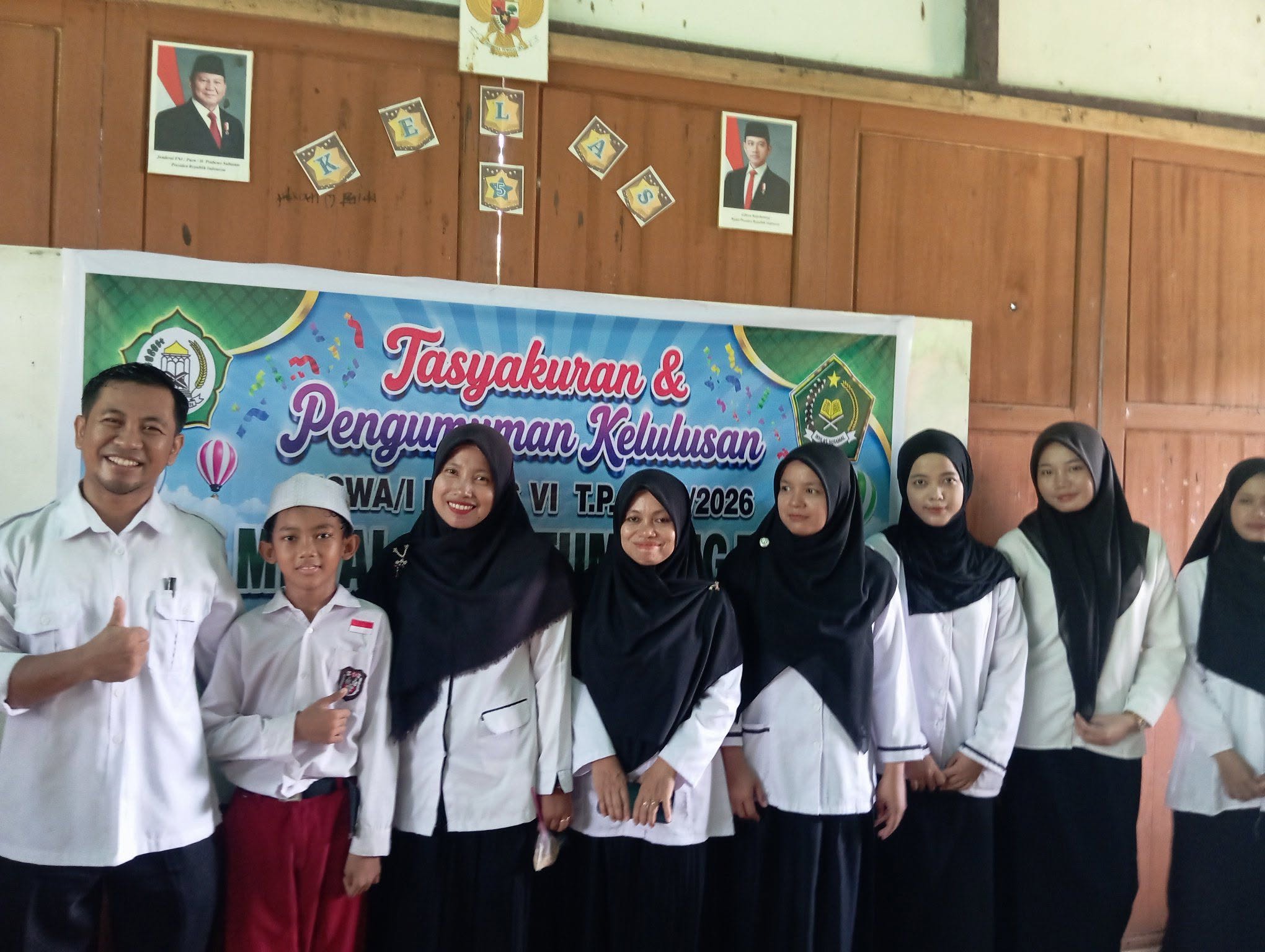 Guru dan siswa pada kegiatan kelulusan