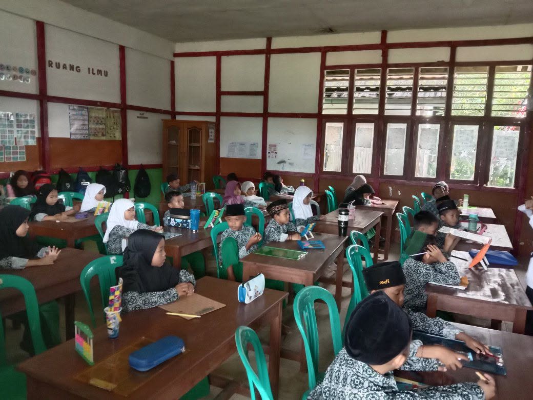 Suasana belajar siswa di ruang kelas