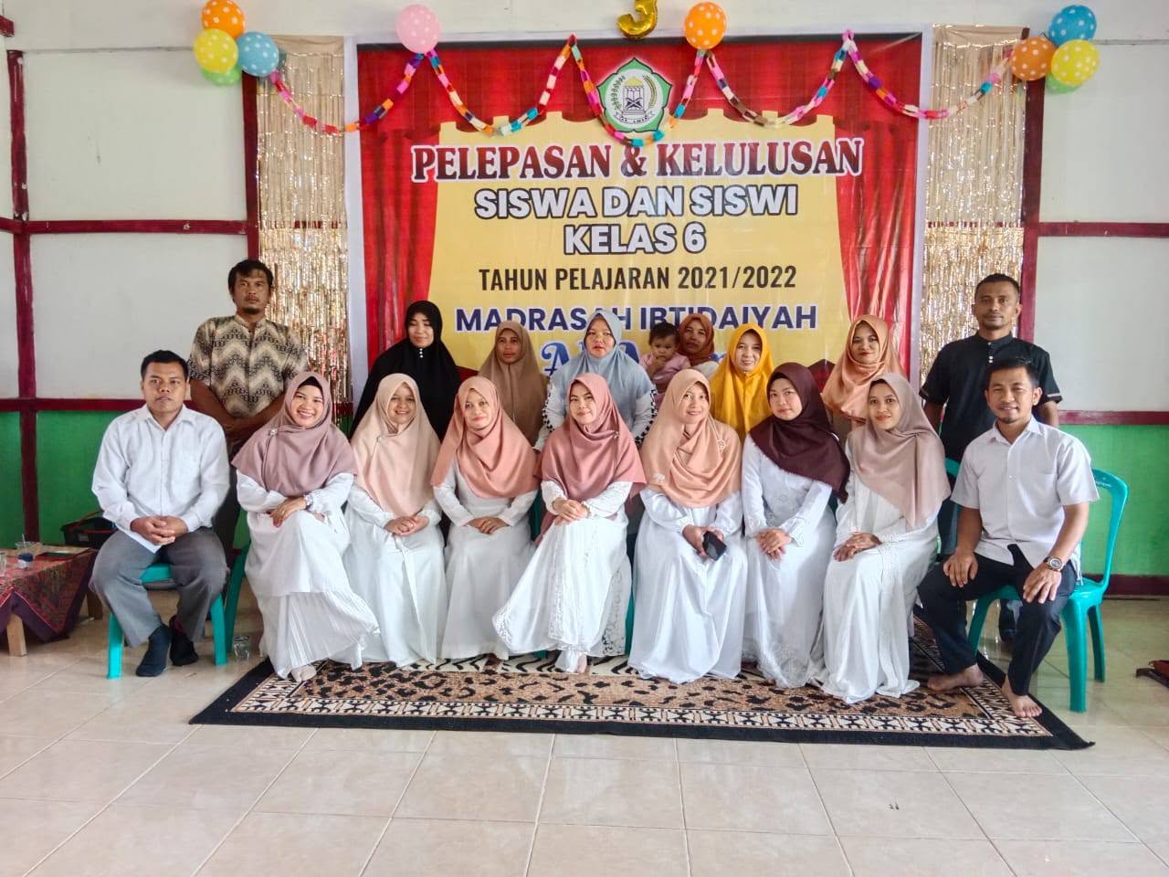 Foto bersama kelulusan siswa kelas VI