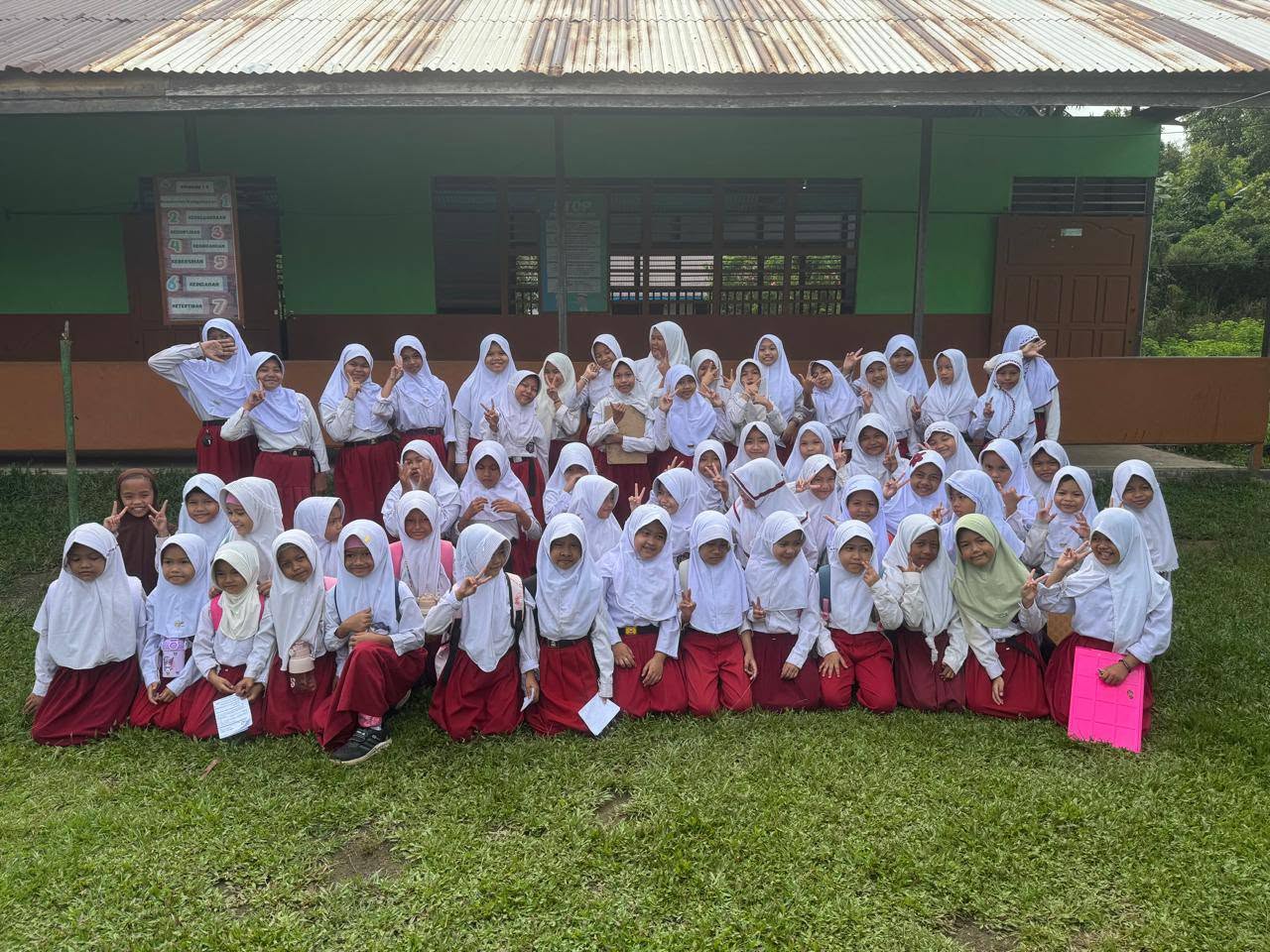 Foto bersama siswa di halaman sekolah