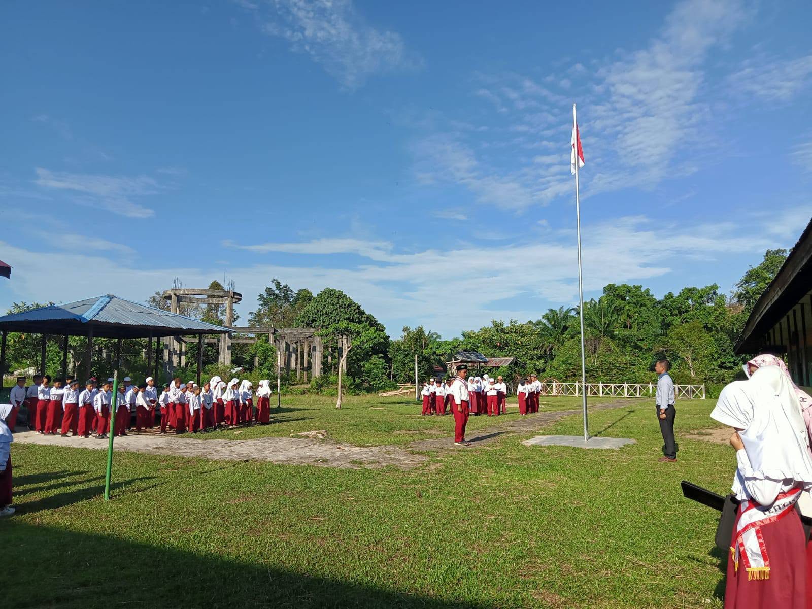 Siswa mengikuti kegiatan di lapangan sekolah