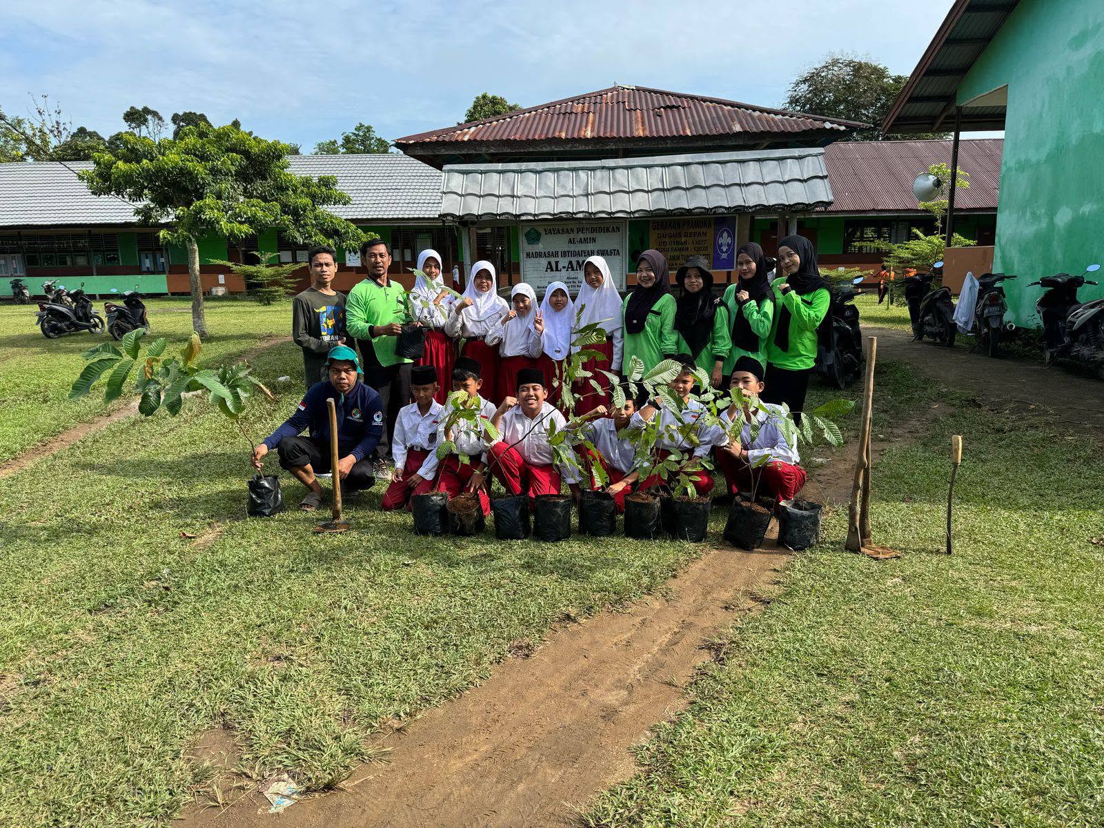 Siswa dan guru pada kegiatan penanaman pohon