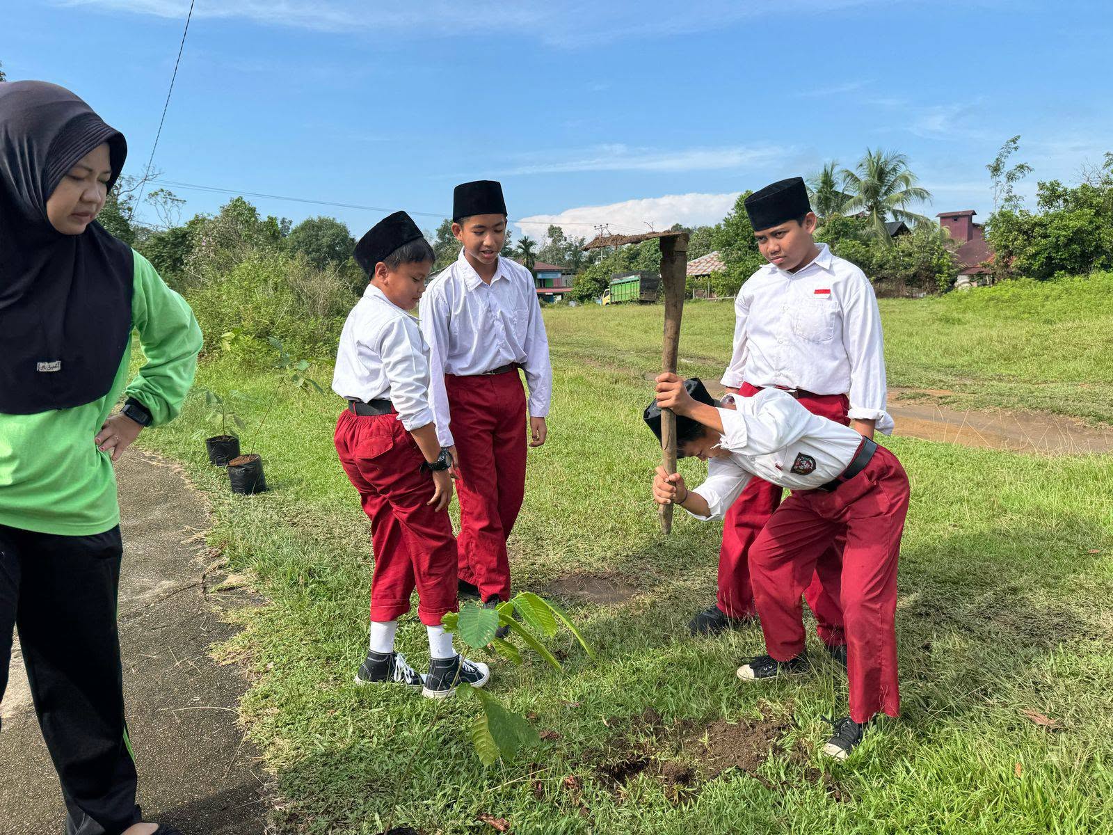 Kegiatan penanaman pohon oleh siswa