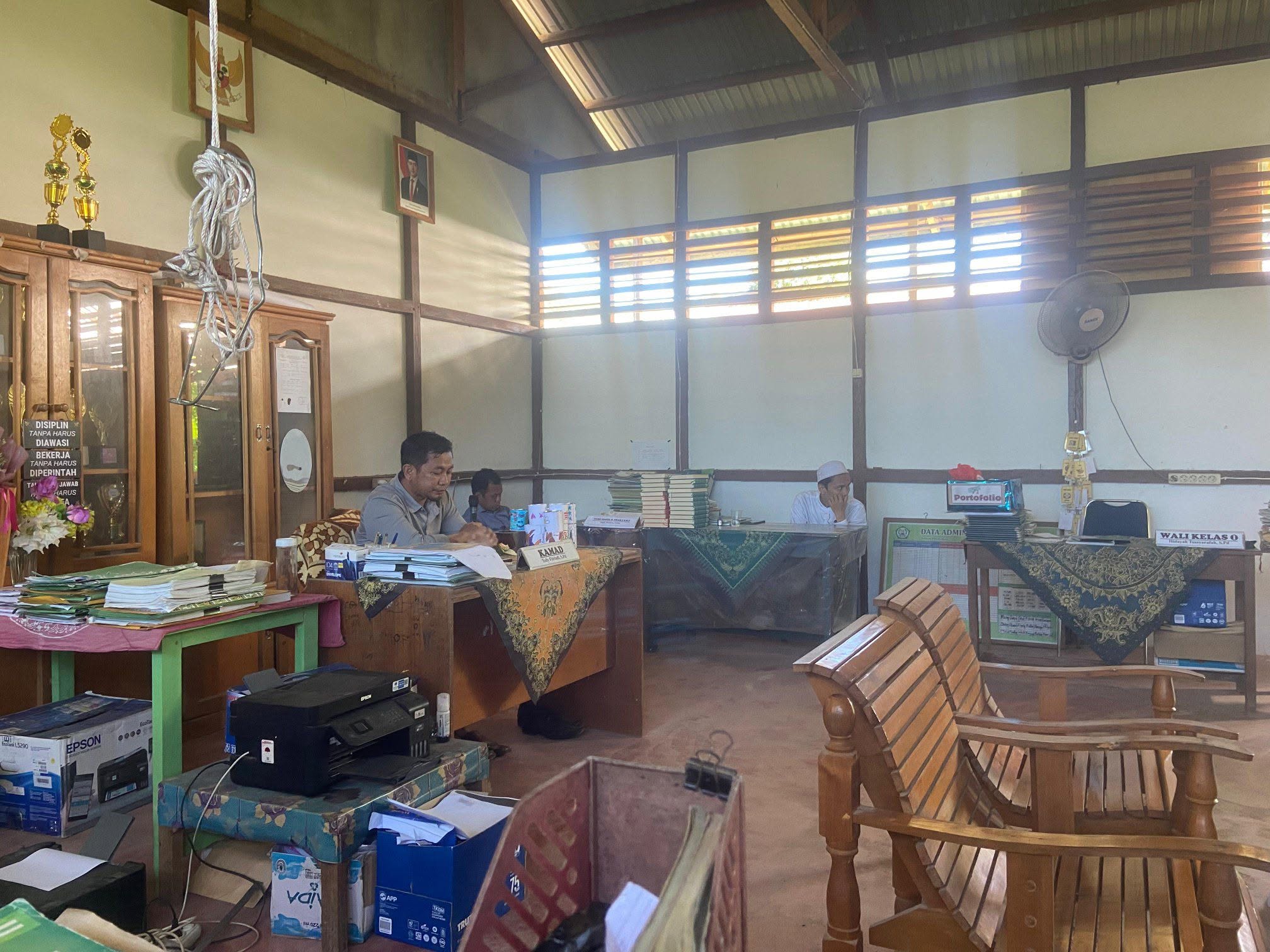 Suasana administrasi dan kegiatan guru