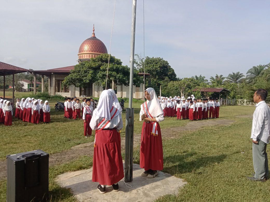 Upacara bendera di halaman sekolah